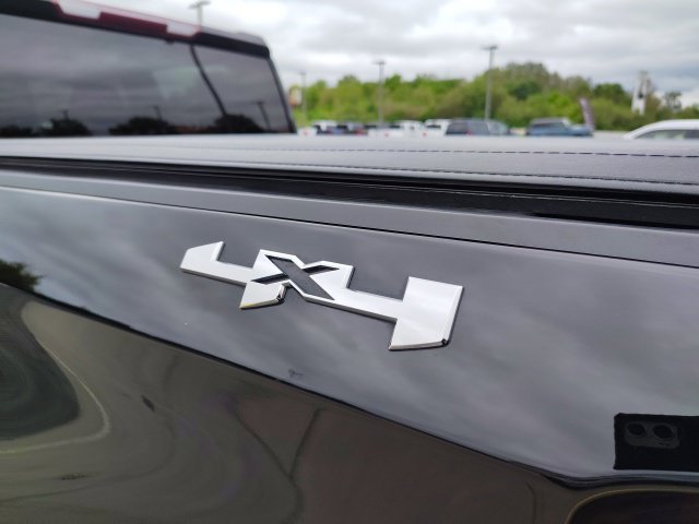Used 2025 Black GMC Elevation image 29