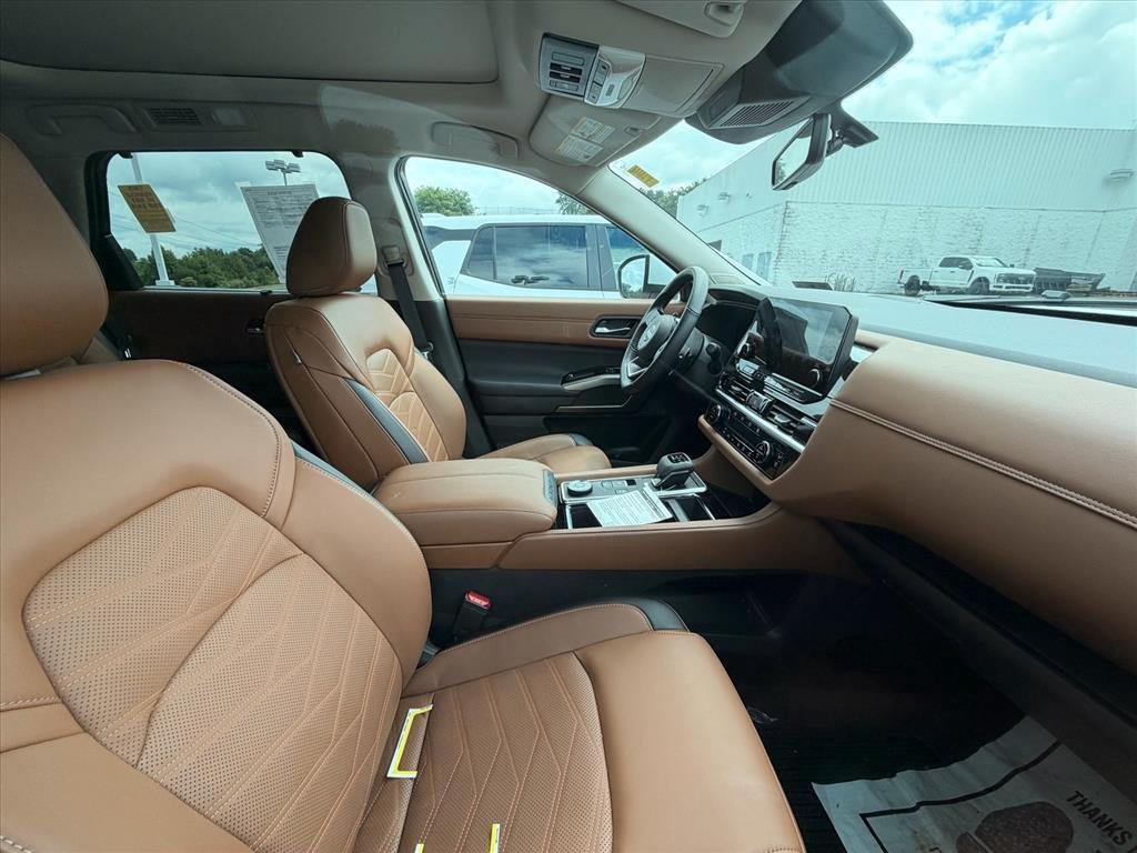 Used 2025 Everest White Pearl Tricoat Nissan Platinum image 12