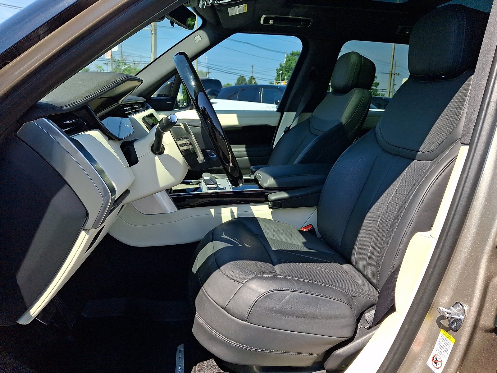 Certified Used 2024 Batumi Gold Premium Metallic   1Dm Land Rover SE image 27