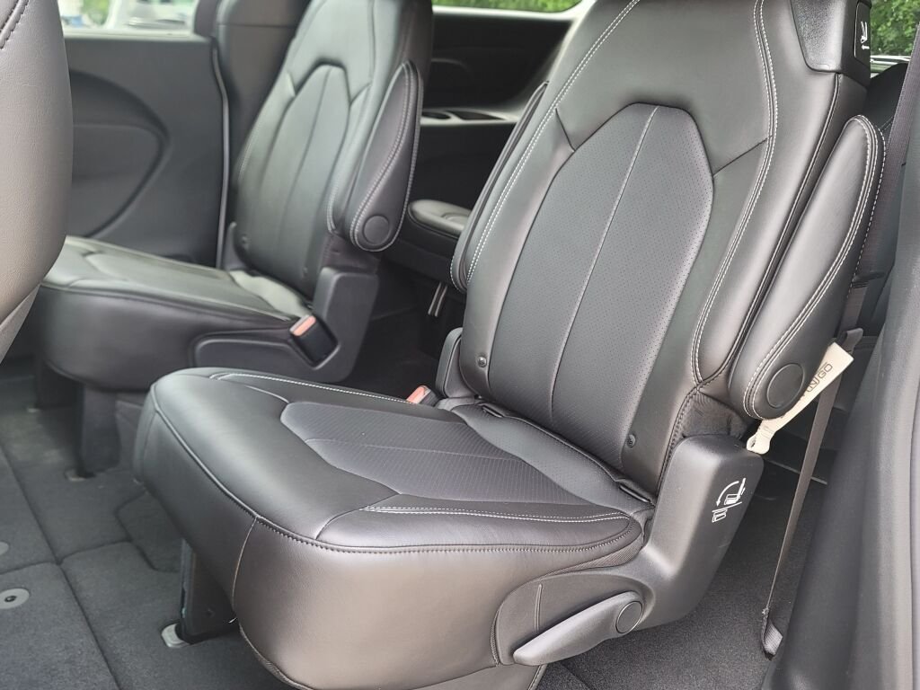 New 2027 Bright White Clear-Coat Exterior Paint Chrysler Select image 18