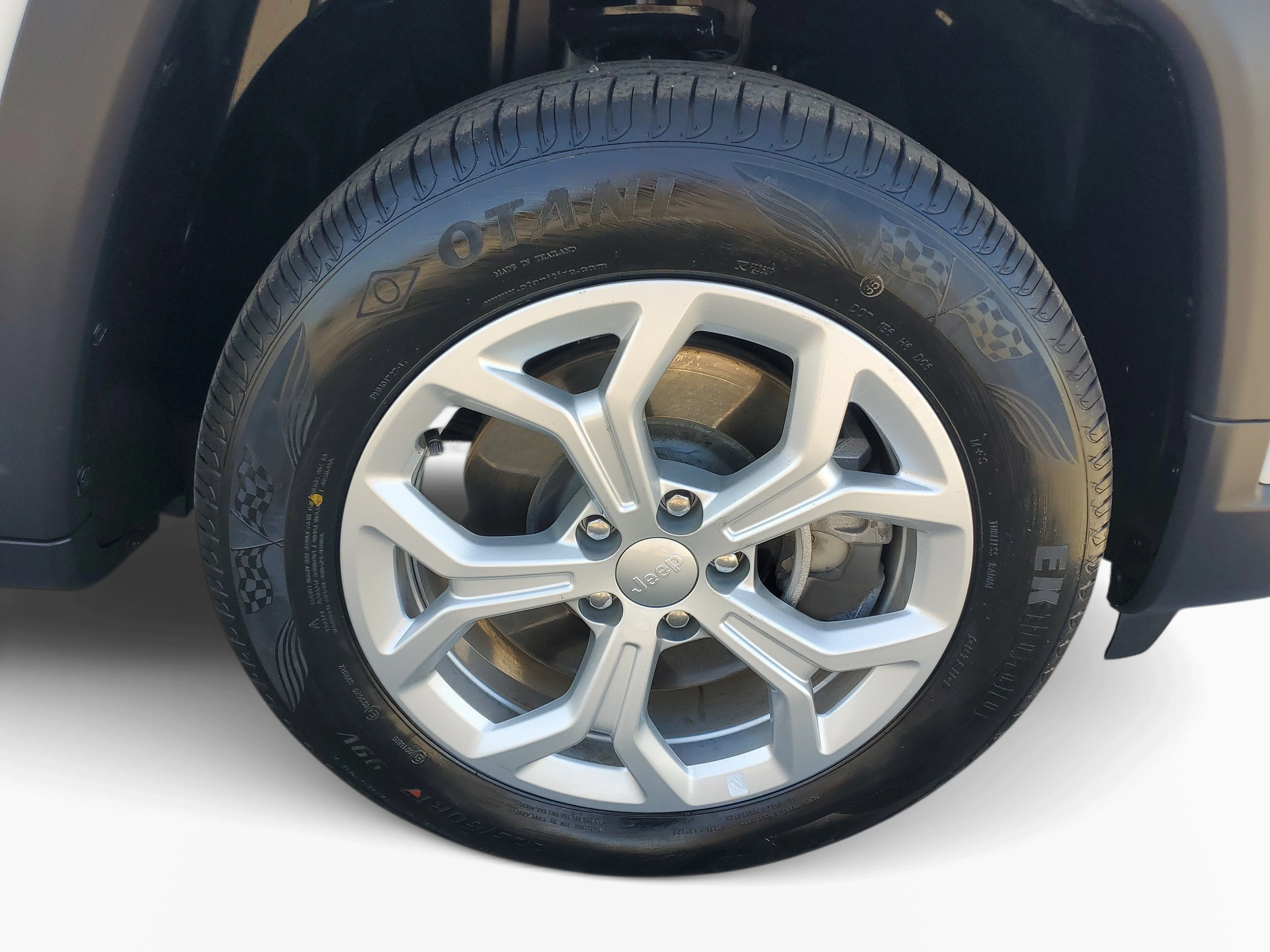 Used 2024 White Jeep Latitude image 11