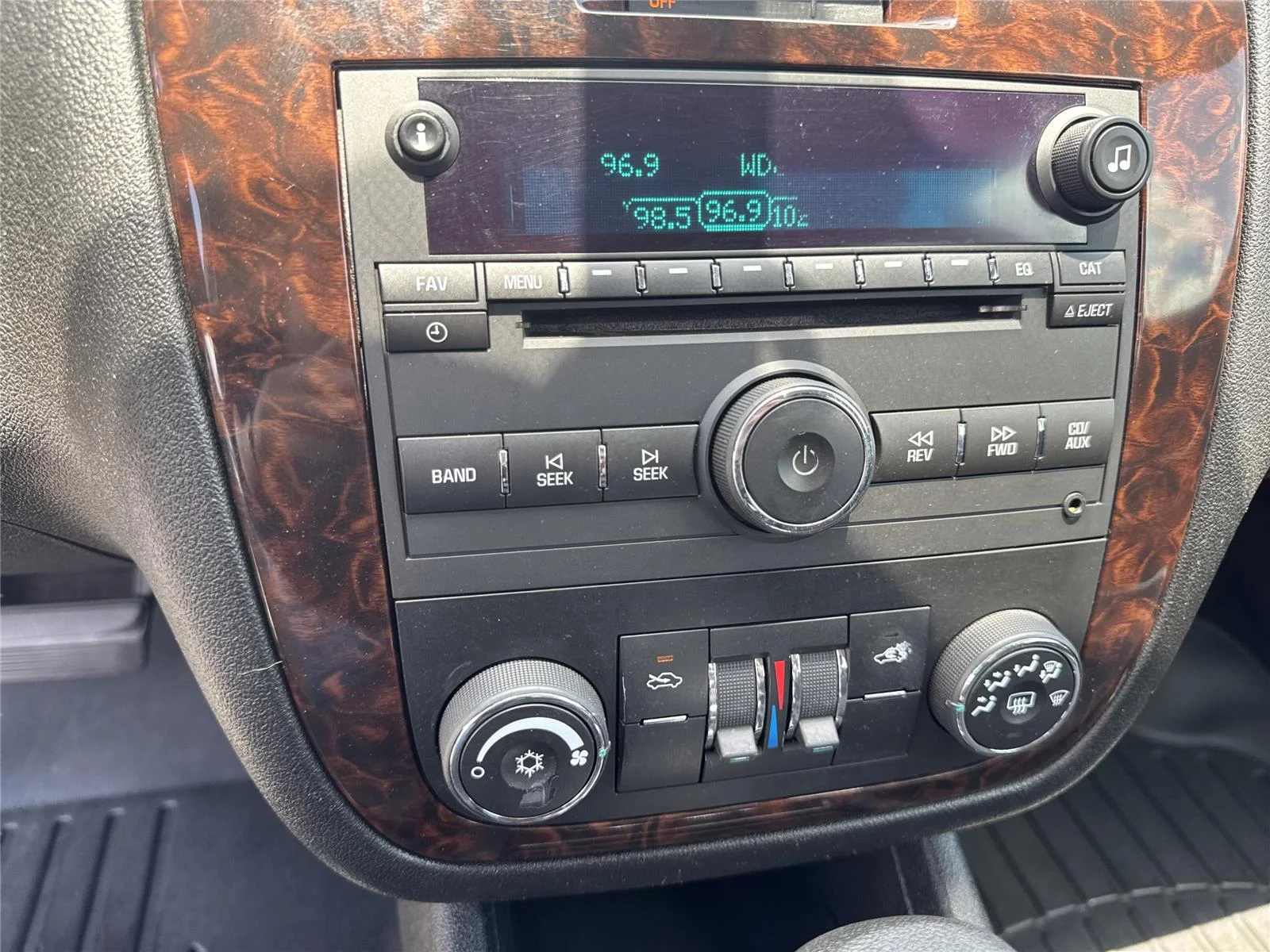 Used 2015 SUMMIT WHITE Chevrolet LT image 24
