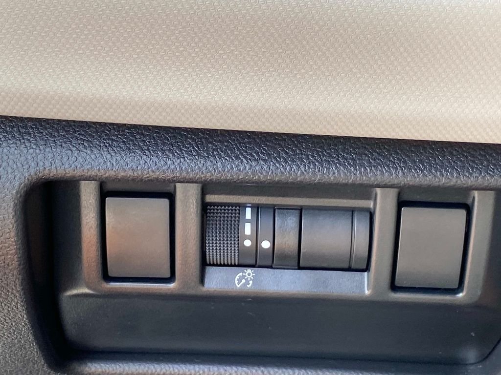 Used 2025 White Subaru Base image 32