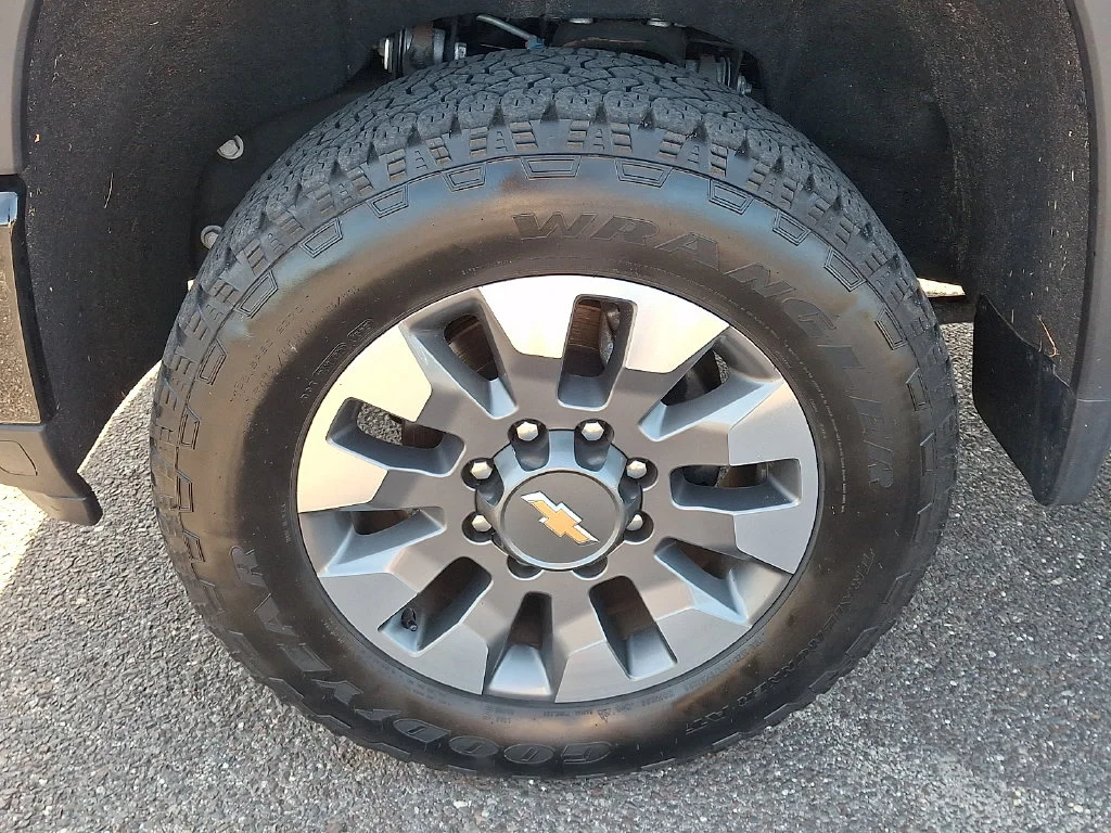 Used 2024 White Chevrolet Custom image 29