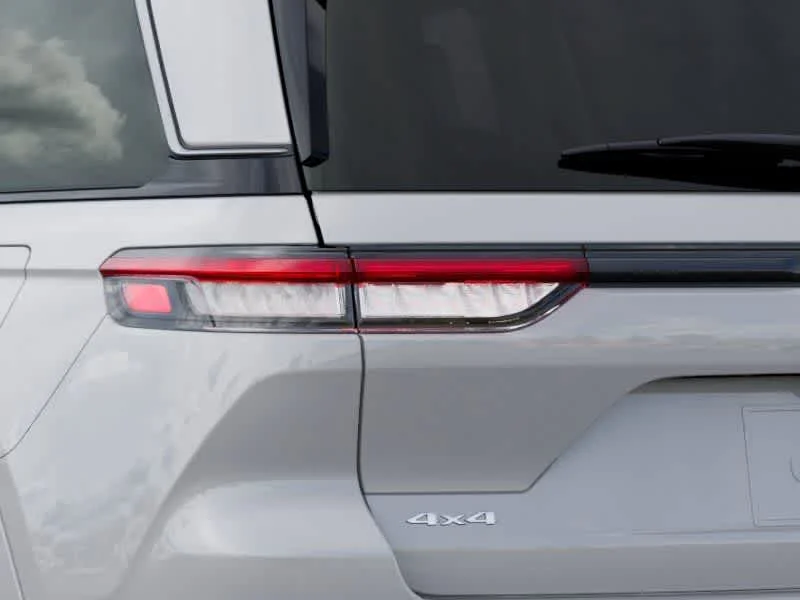 New 2026 Bright White Clear-Coat Exterior Paint Jeep Limited Reserve image 9