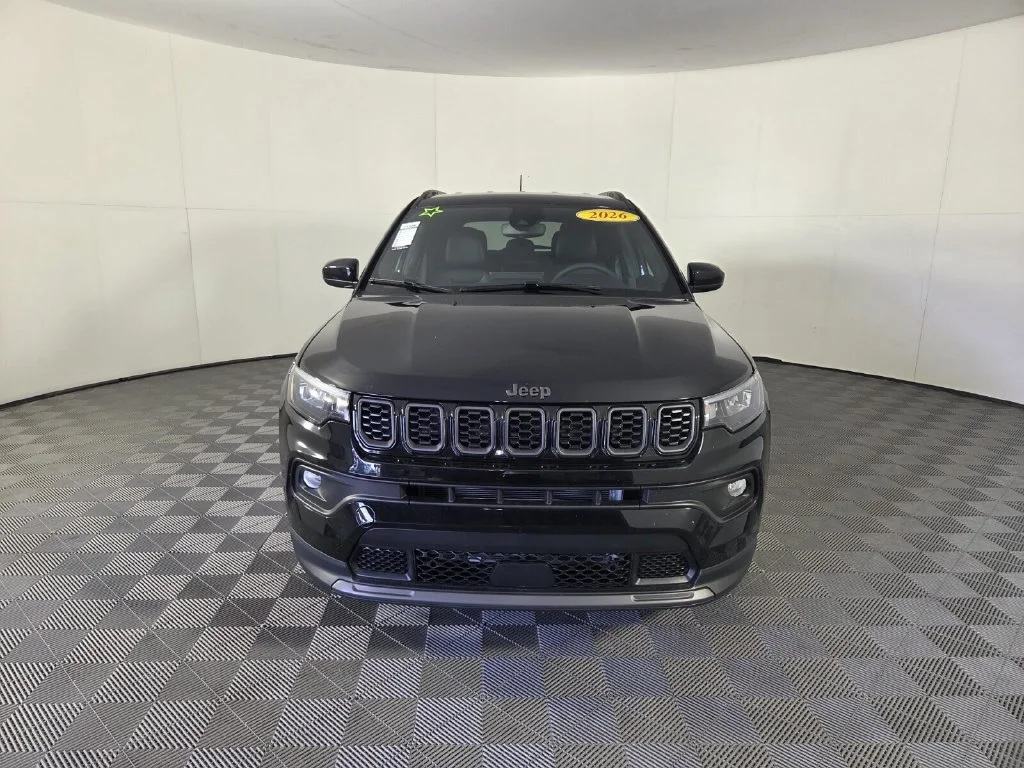 New 2026 Diamond Black Crystal Pearl-Coat Exterior Paint Jeep Latitude Altitude image 3
