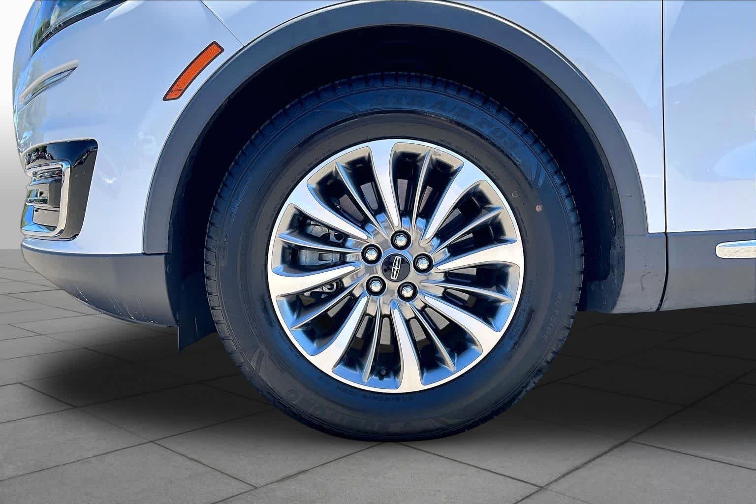 Used 2020 Pristine White Lincoln Standard image 9