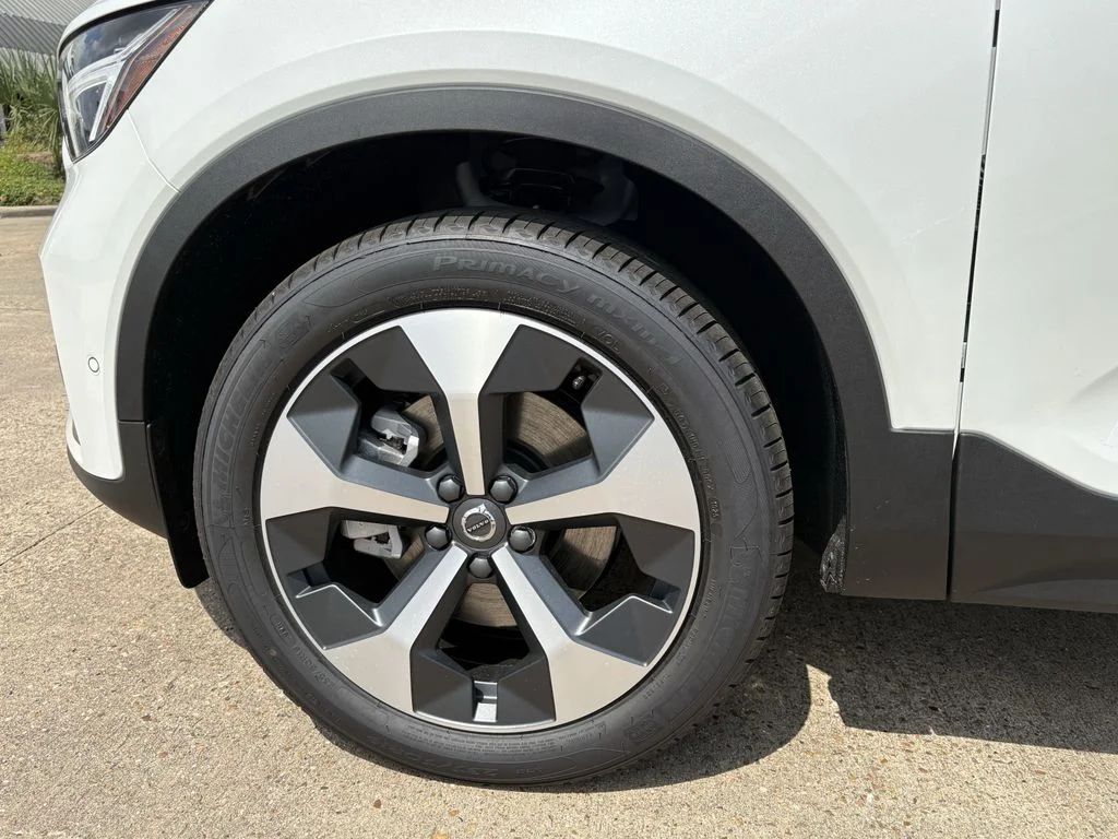 2026 Volvo XC40 Plus - Photo 9