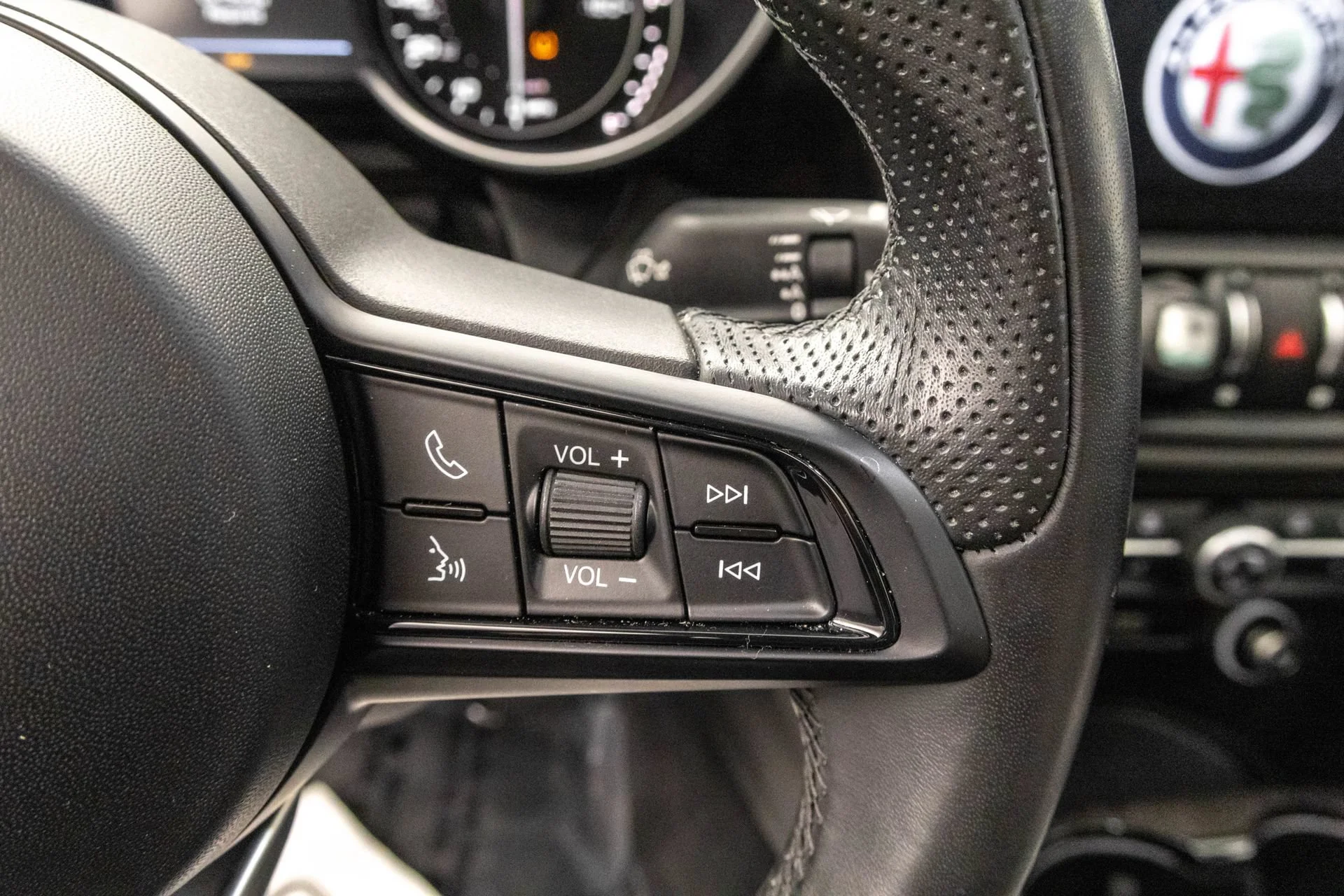 Used 2022 White Alfa Romeo Ti image 22