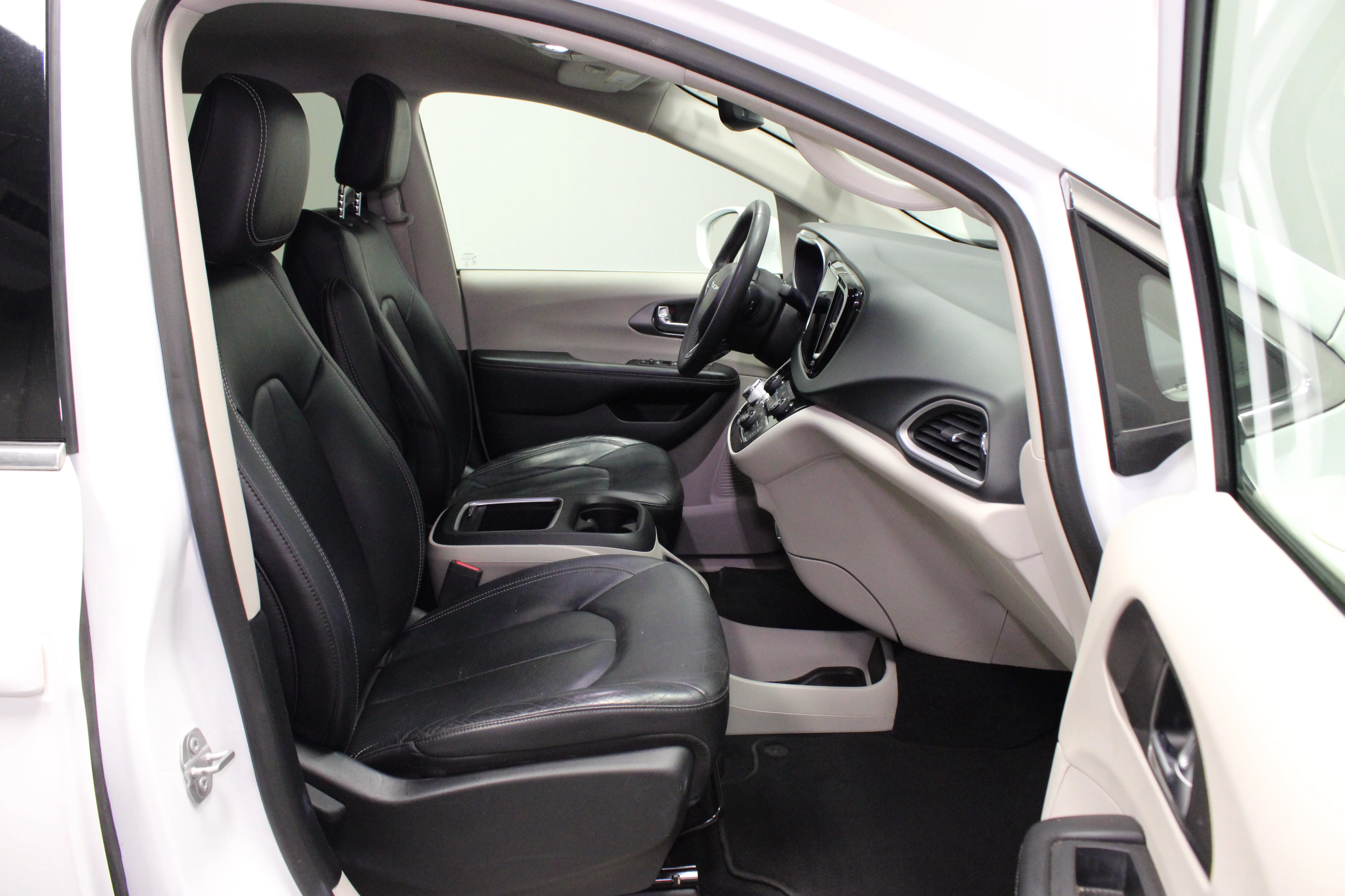 Used 2022 Bright White Clearcoat Chrysler Touring L image 14