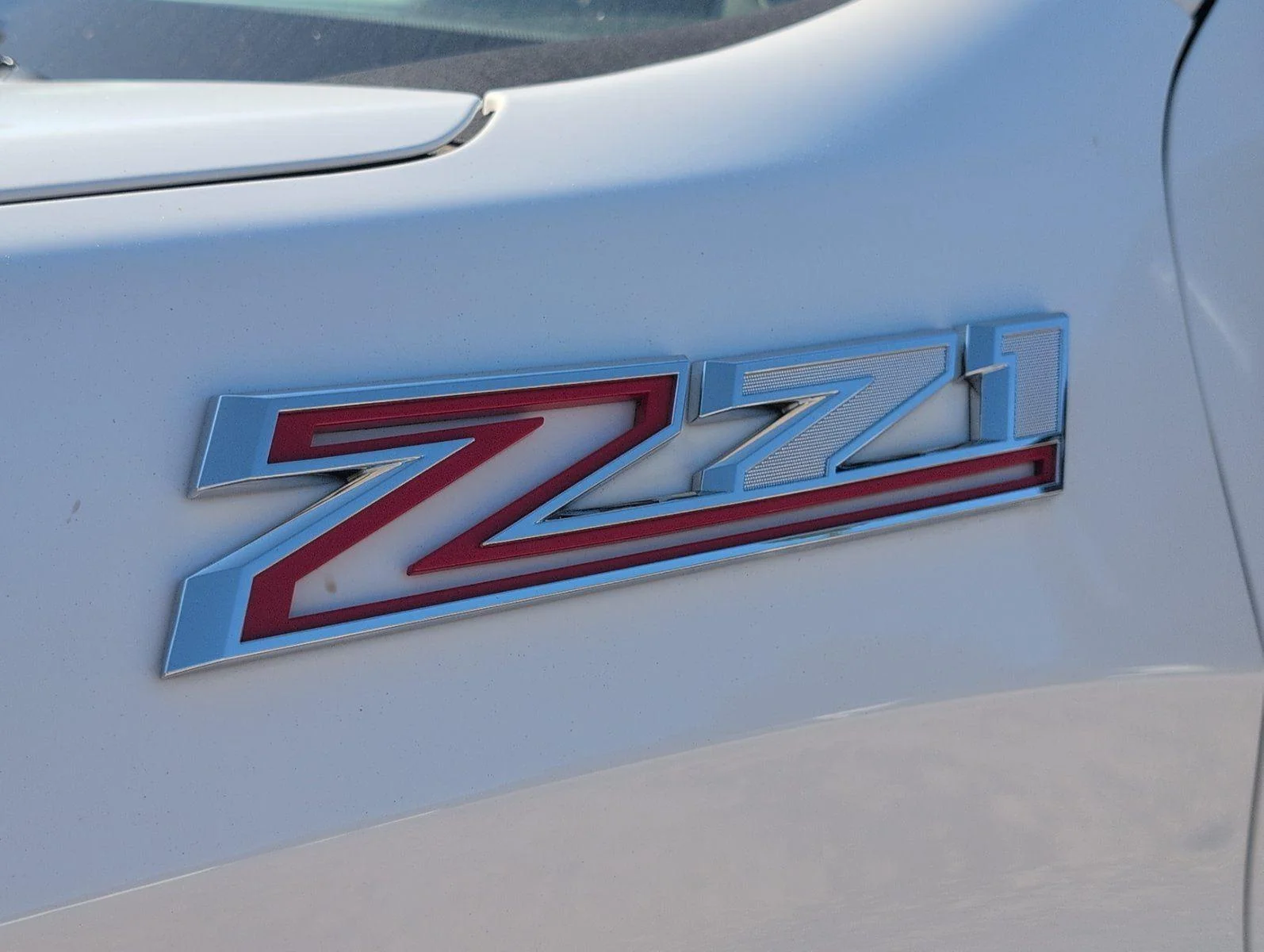 Used 2025 Summit White Chevrolet RST image 9