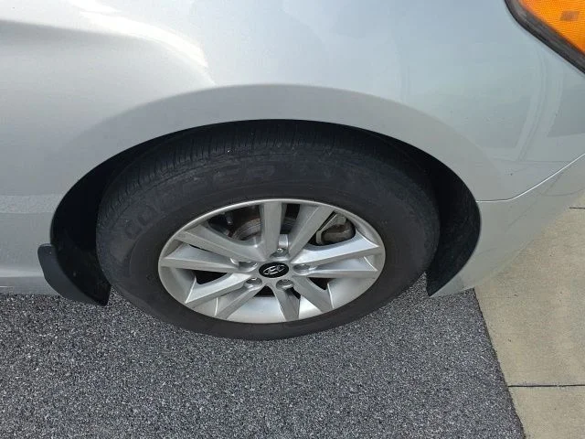 Used 2015 Silver Hyundai SE image 11