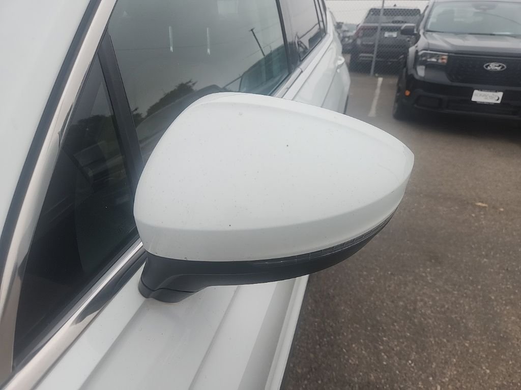 Used 2018 White Volkswagen 2.0T SE image 7