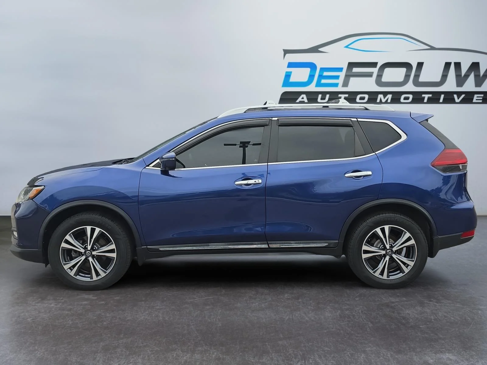 Used 2018 Caspian Blue Nissan SL image 6