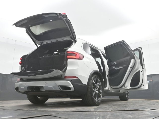Used 2022 White BMW sDrive40i image 56