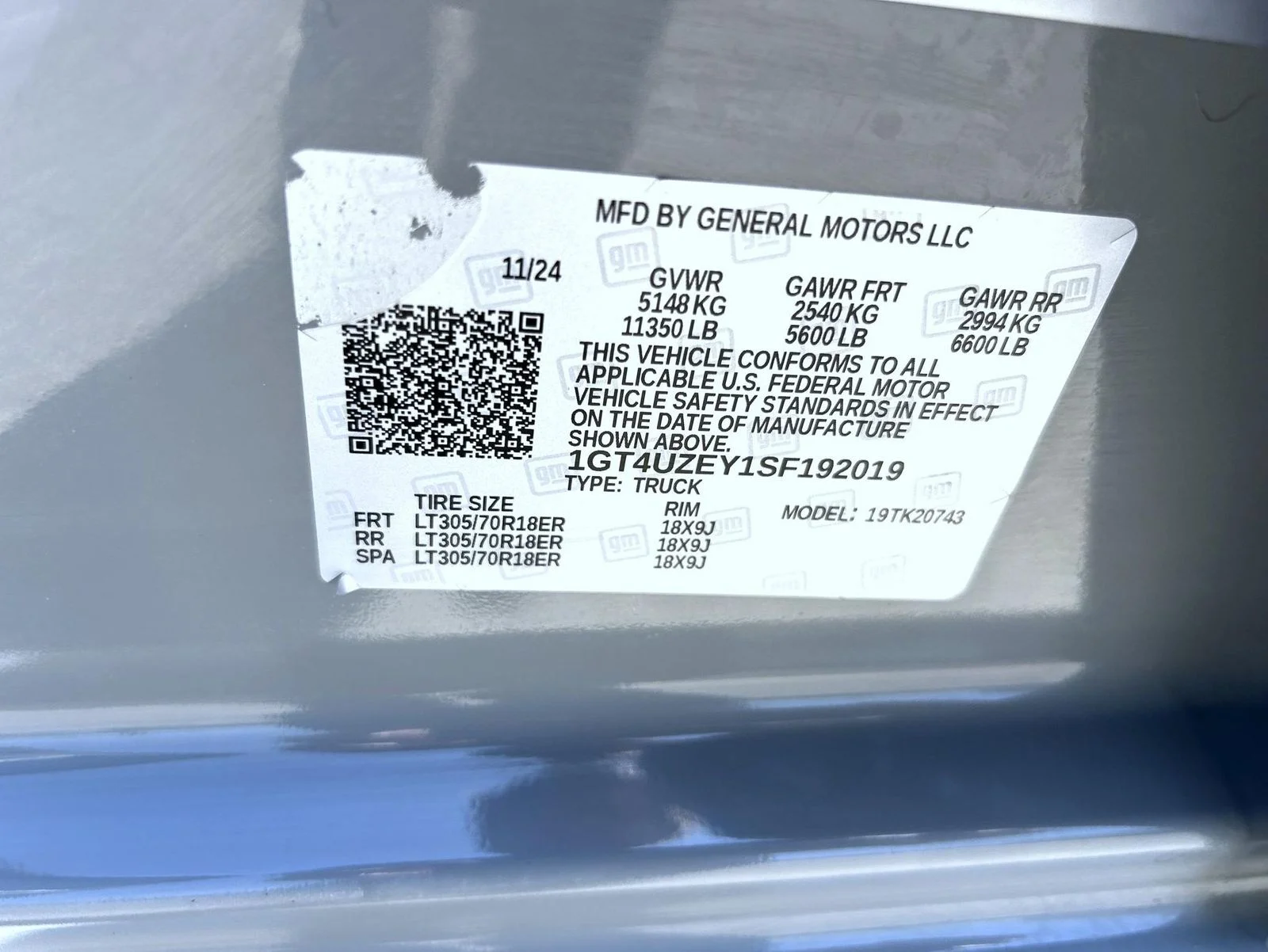Used 2025 Gray GMC AT4X image 25