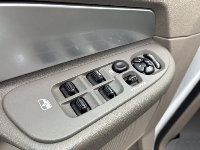 Used 2007 White Dodge SLT image 13