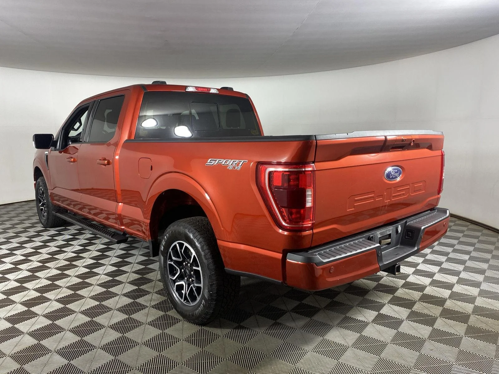 Used 2023 Hot Pepper Red Tinted Clearcoat Ford XLT image 8