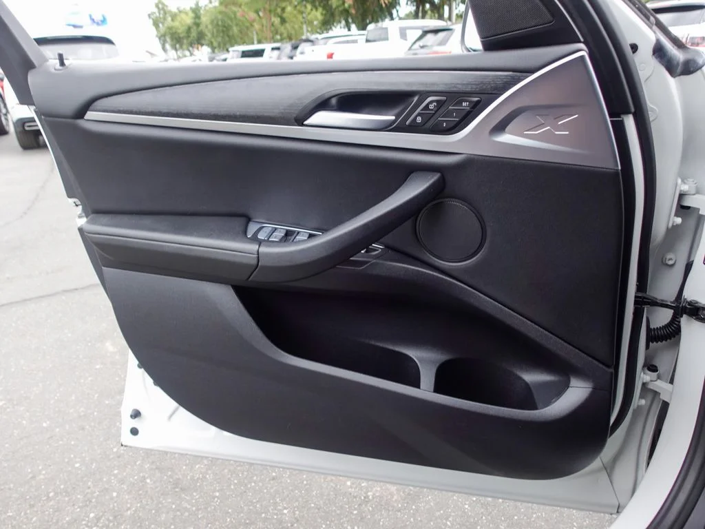 Used 2023 White Metallic BMW sDrive30i image 17