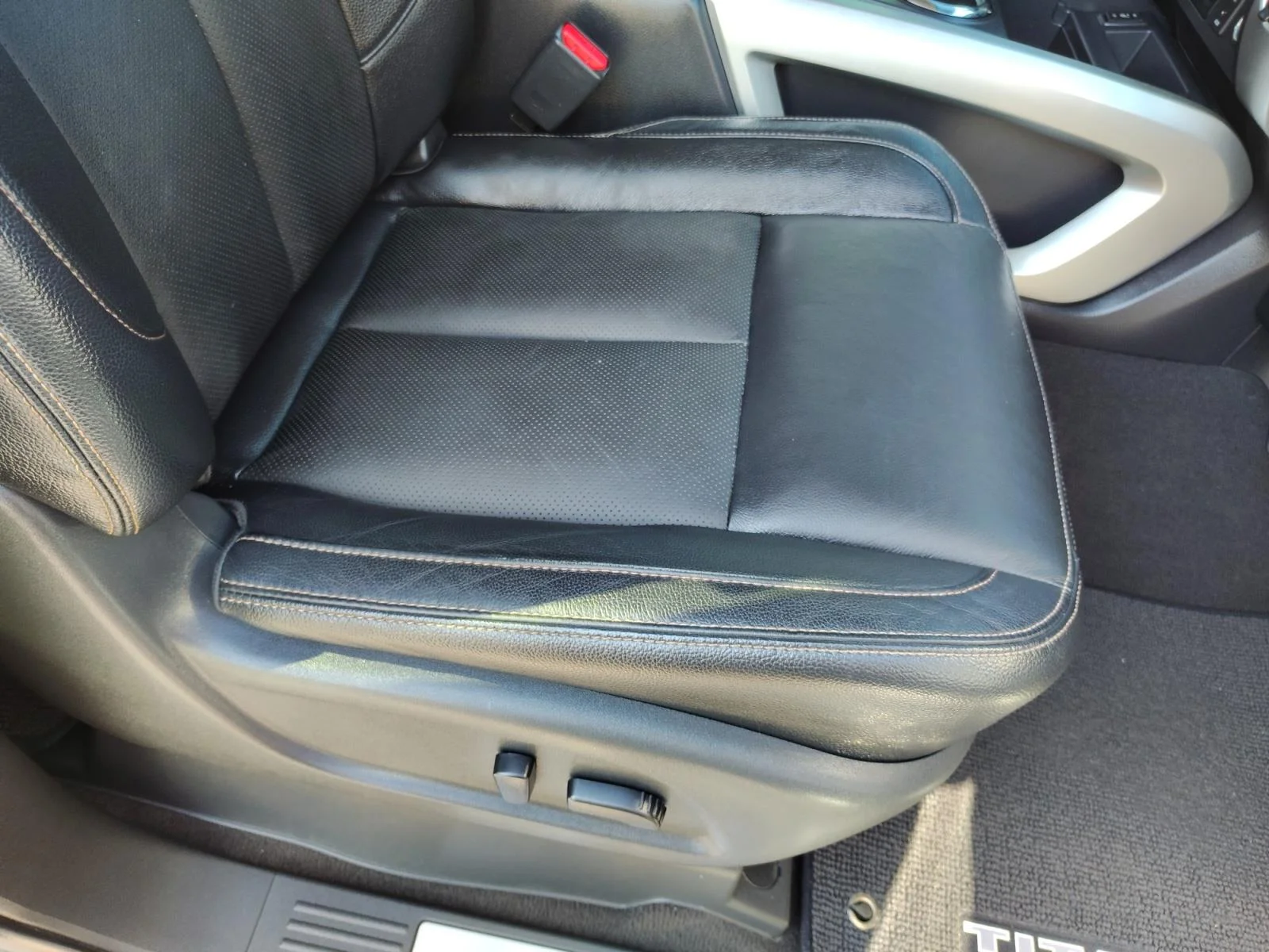Used 2017 Gray Nissan SL image 31