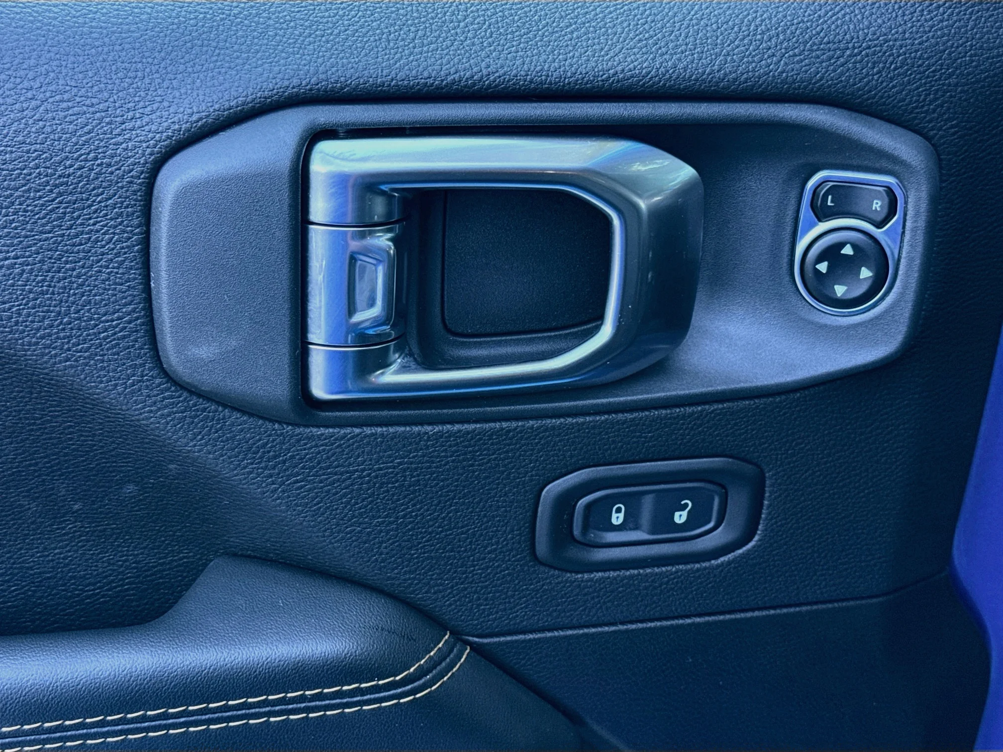 Certified Used 2025 Hydro Blue Pearlcoat Jeep Sahara image 19