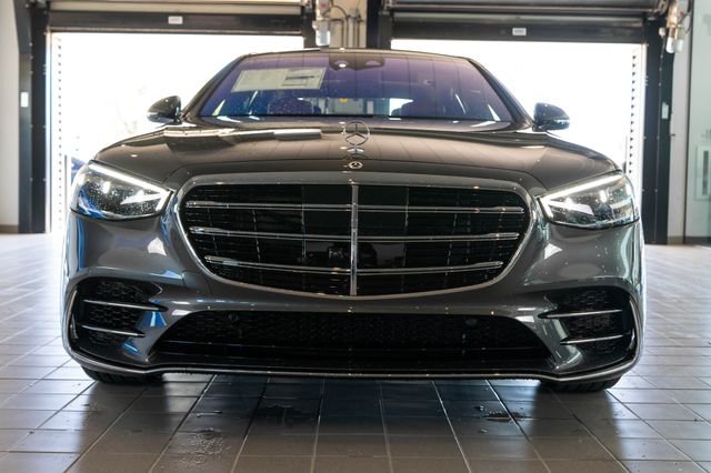 New 2026 MANUFAKTUR Graphite Metallic Mercedes-Benz S 580 image 2