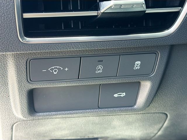 Used 2025 White Hyundai SE image 10