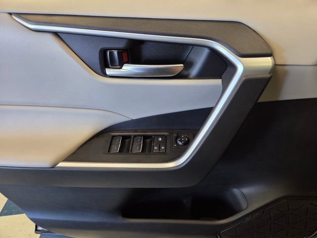 Used 2025 Silver Sky Metallic Toyota XLE Premium image 26