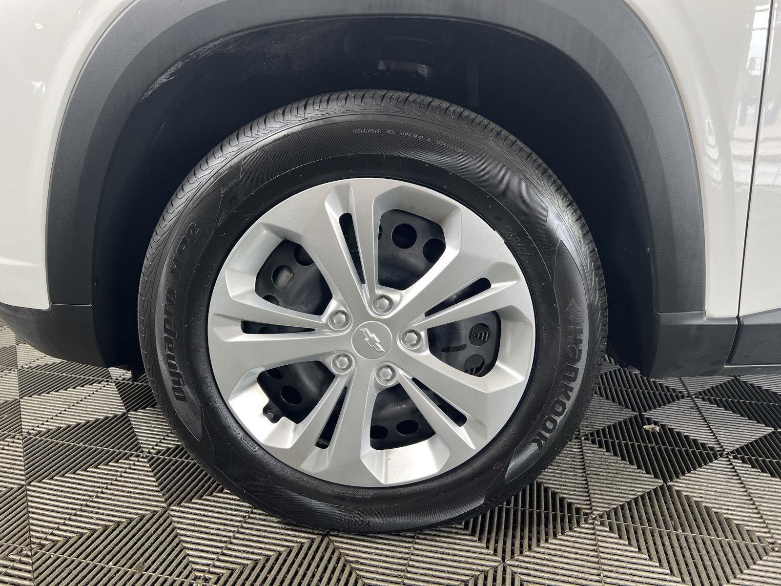 Used 2025 Summit White Chevrolet LS image 28