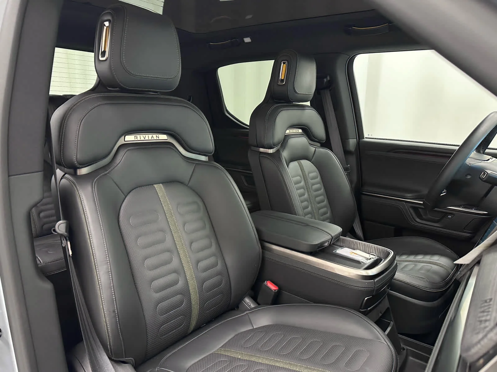 Used 2025 LA Silver Rivian Adventure image 19