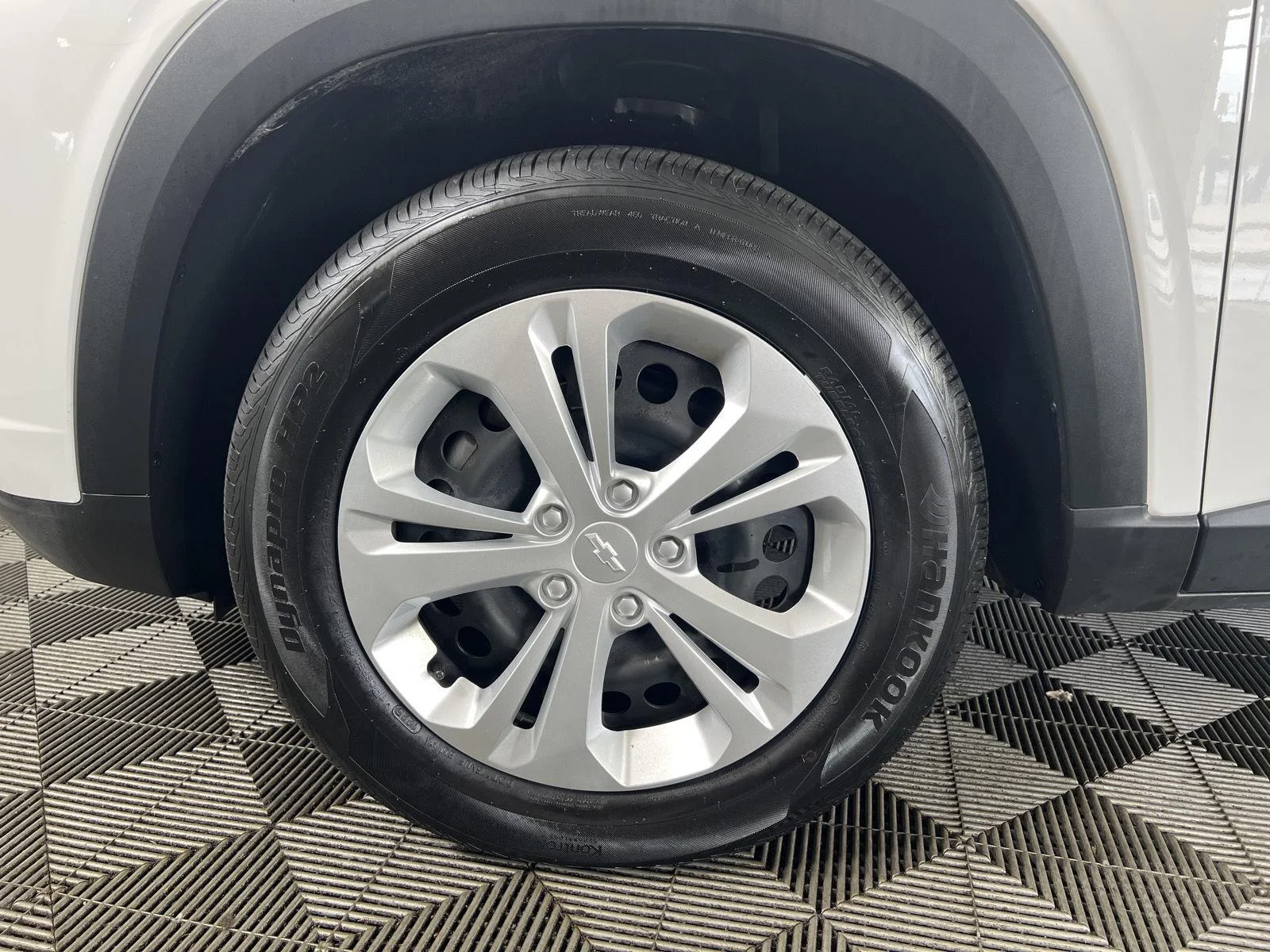 Used 2025 Summit White Chevrolet LS image 28