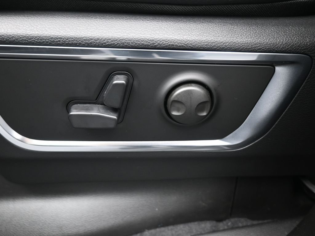 New 2026 Granite Crystal Metallic Clear-Coat Exterior Paint RAM Laramie image 9