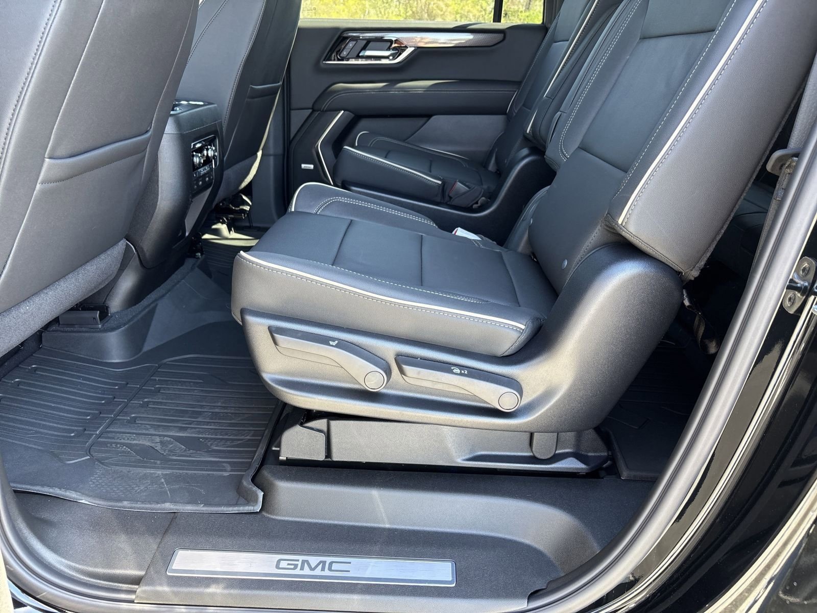 Used 2025 Onyx Black GMC 4WD 4dr Elevation image 22