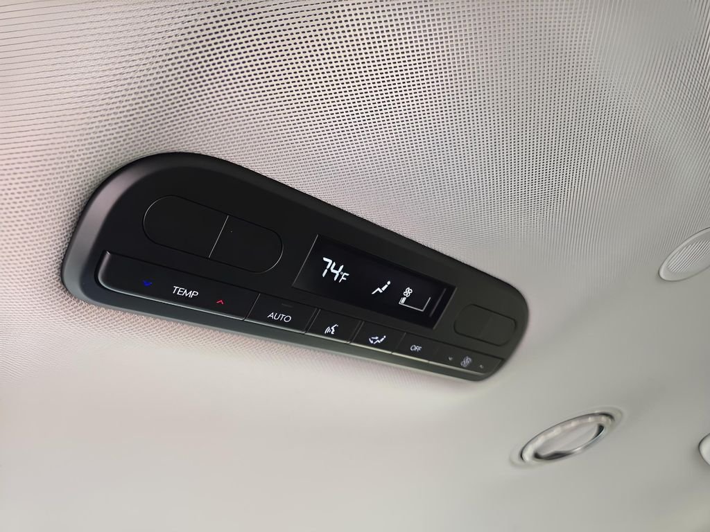 Used 2026 Titan Green Hyundai SEL 7P image 27