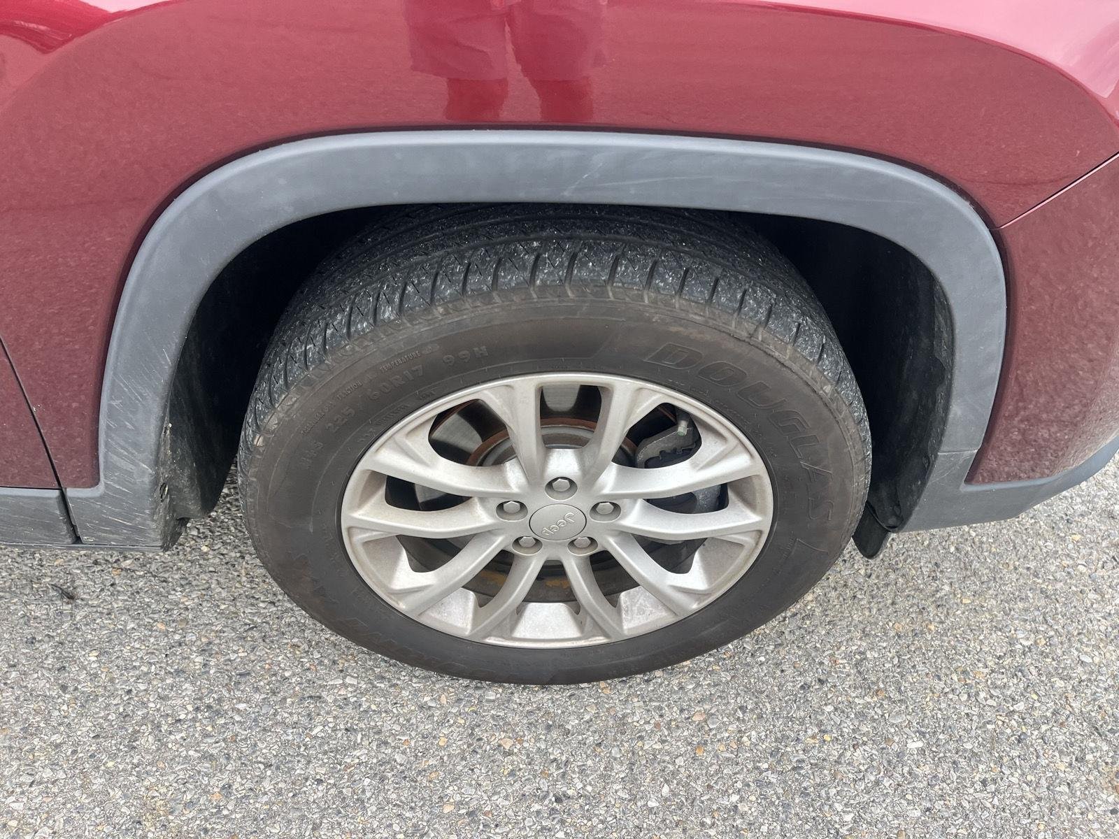Used 2019 Velvet Red Pearlcoat Jeep Latitude image 9