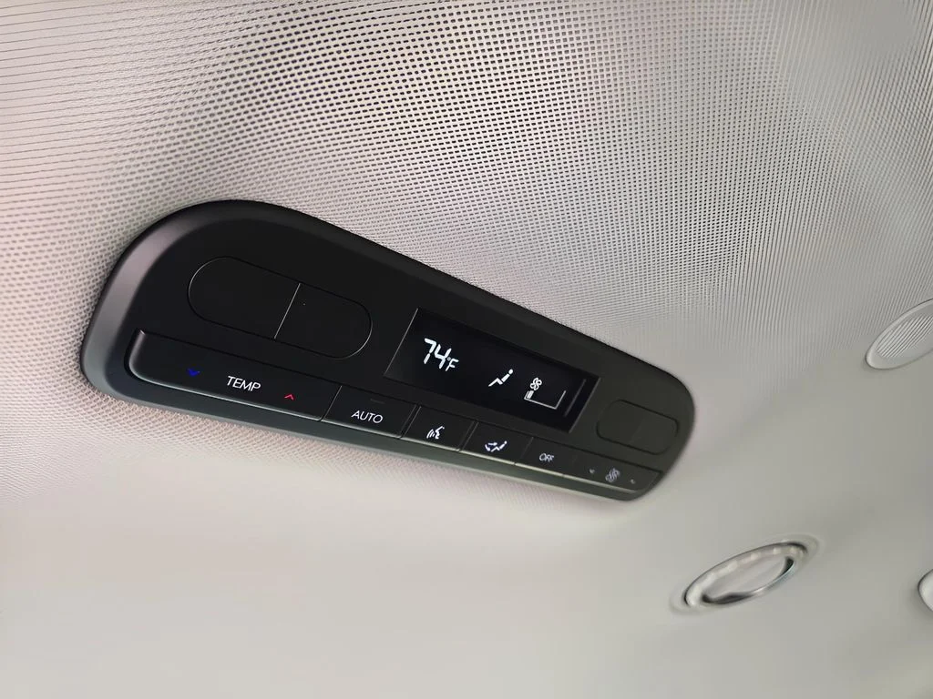 Used 2026 Titan Green Hyundai SEL 7P image 27