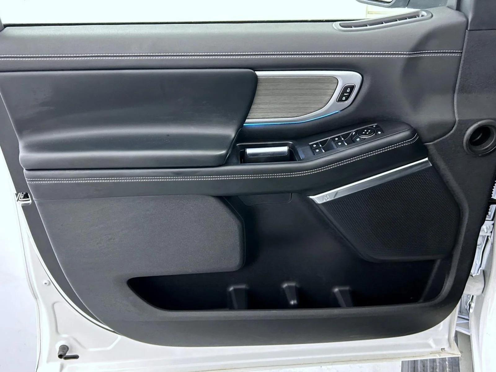 Used 2025 White Ford Platinum image 10