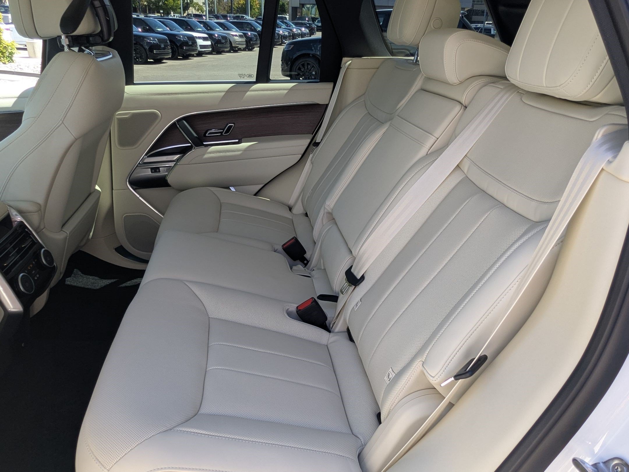 New 2026 Ostuni Pearl White Land Rover P530 SE image 28