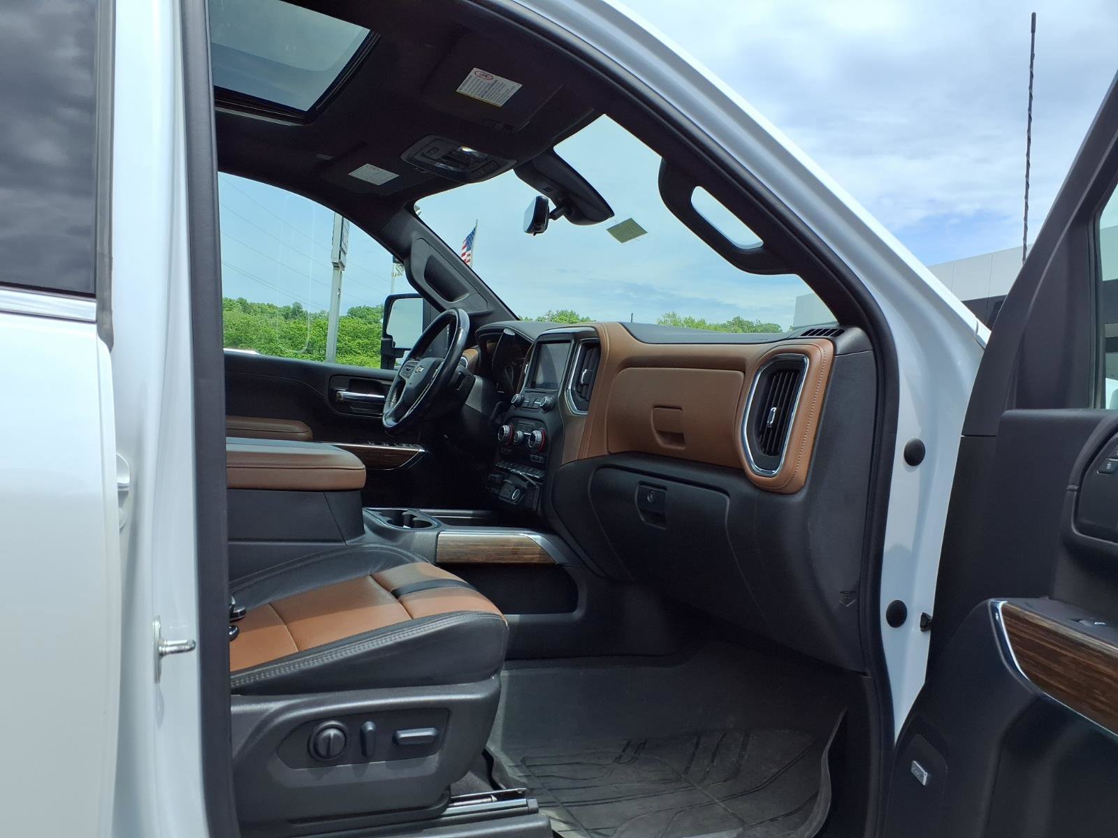 Used 2023 Iridescent Pearl Tricoat Chevrolet High Country image 31