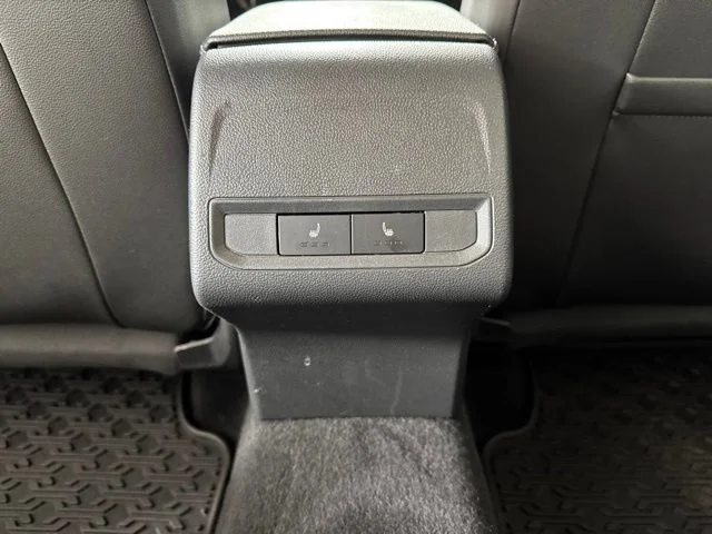 Used 2019 Deep Black Pearl Effect Volkswagen R-Line image 13