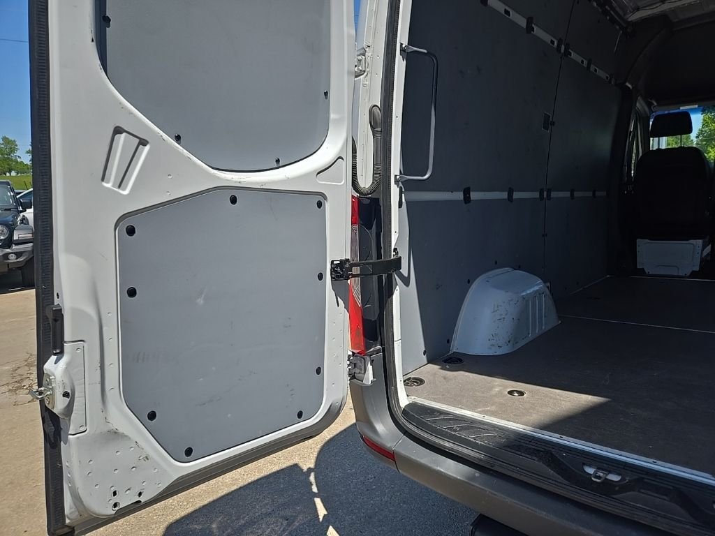 Used 2025  Mercedes-Benz Cargo 144 WB image 70