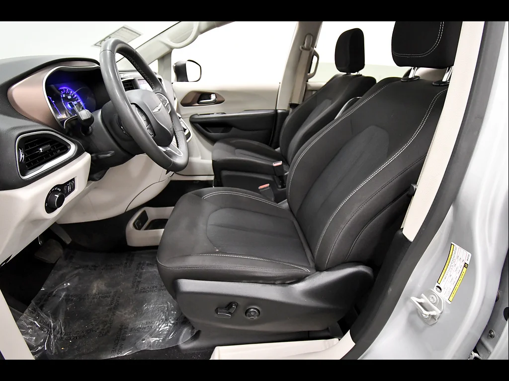2024 Chrysler Voyager LX - Photo 14