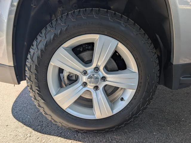Used 2017 Billet Silver Metallic Jeep Latitude image 7