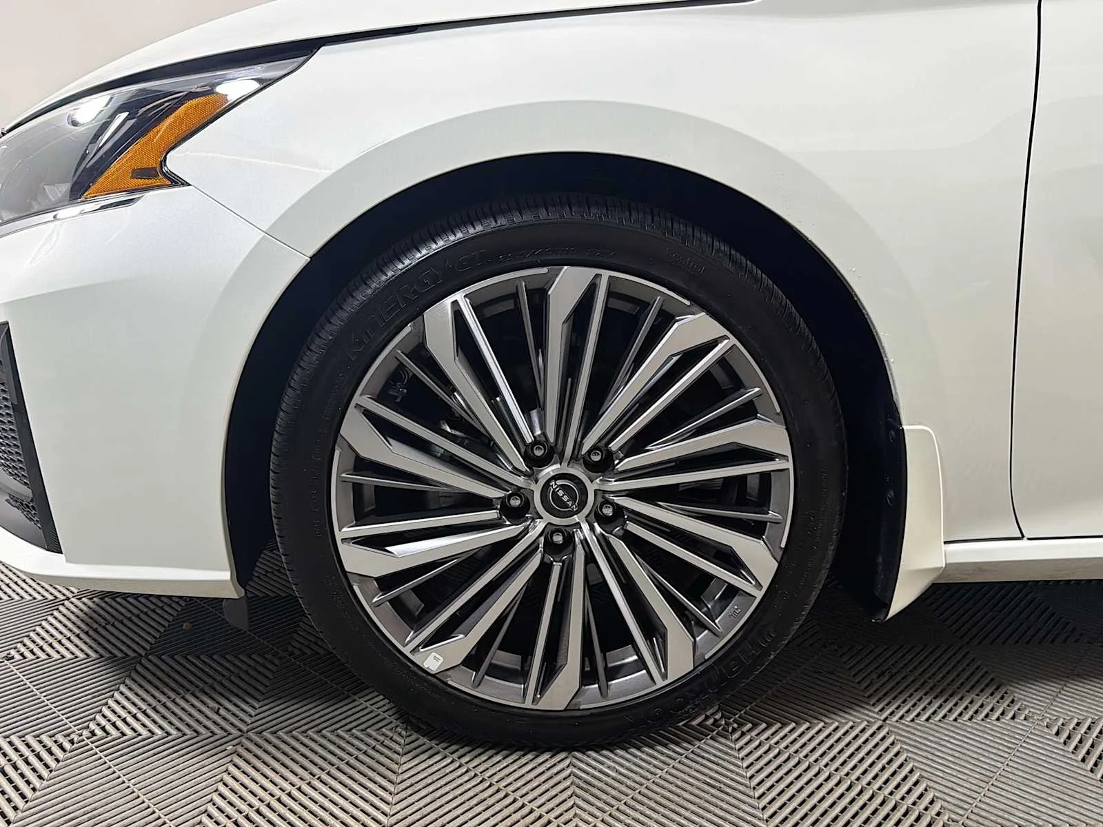 Certified Used 2025 Pearl White Tricoat Nissan SL image 27