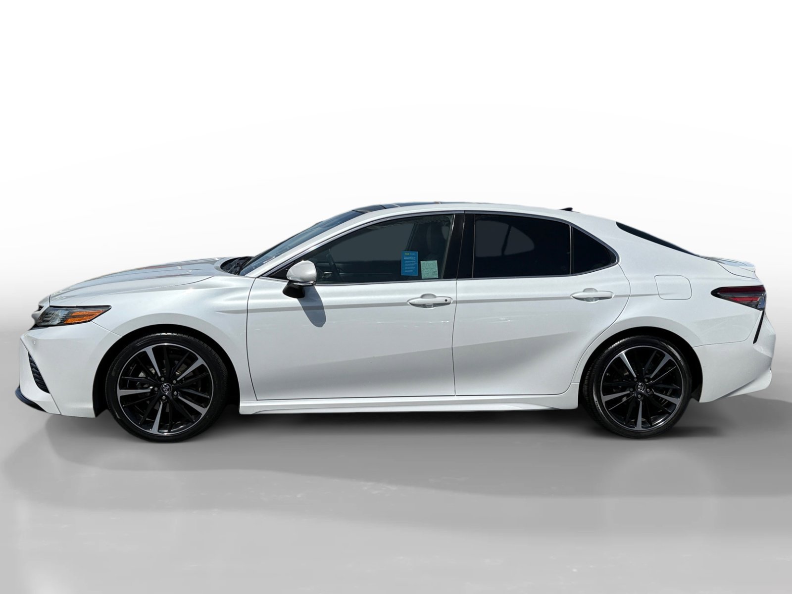 Used 2018 Pearl Toyota XSE V6 image 2