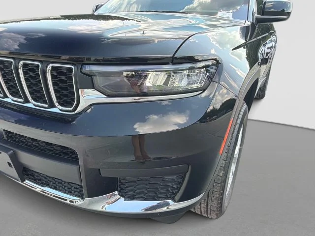 New 2026 Diamond Black Crystal Pearl-Coat Exterior Paint Jeep Laredo X image 10