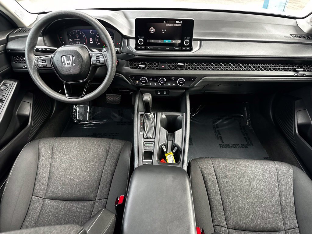 Used 2025 Platinum White Pearl Honda SE image 17