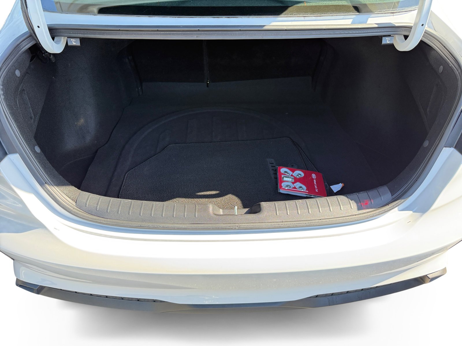 Used 2022 Snow White Pearl Kia LXS image 17
