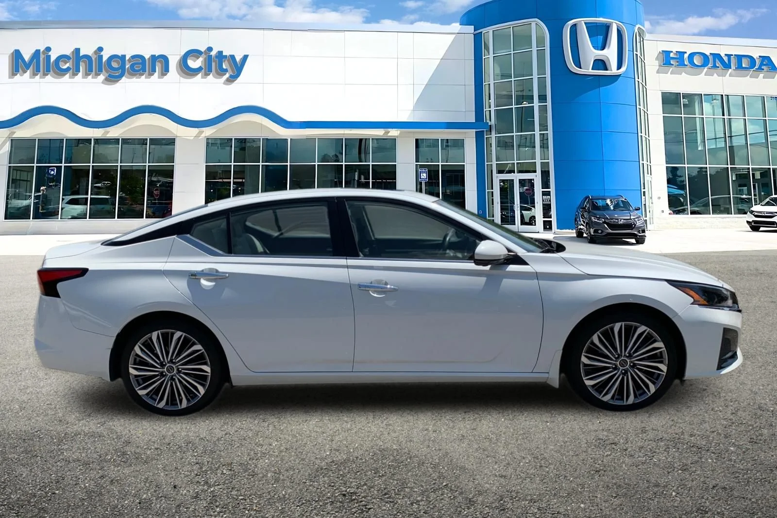 Used 2024 White Nissan 2.5 SL image 6