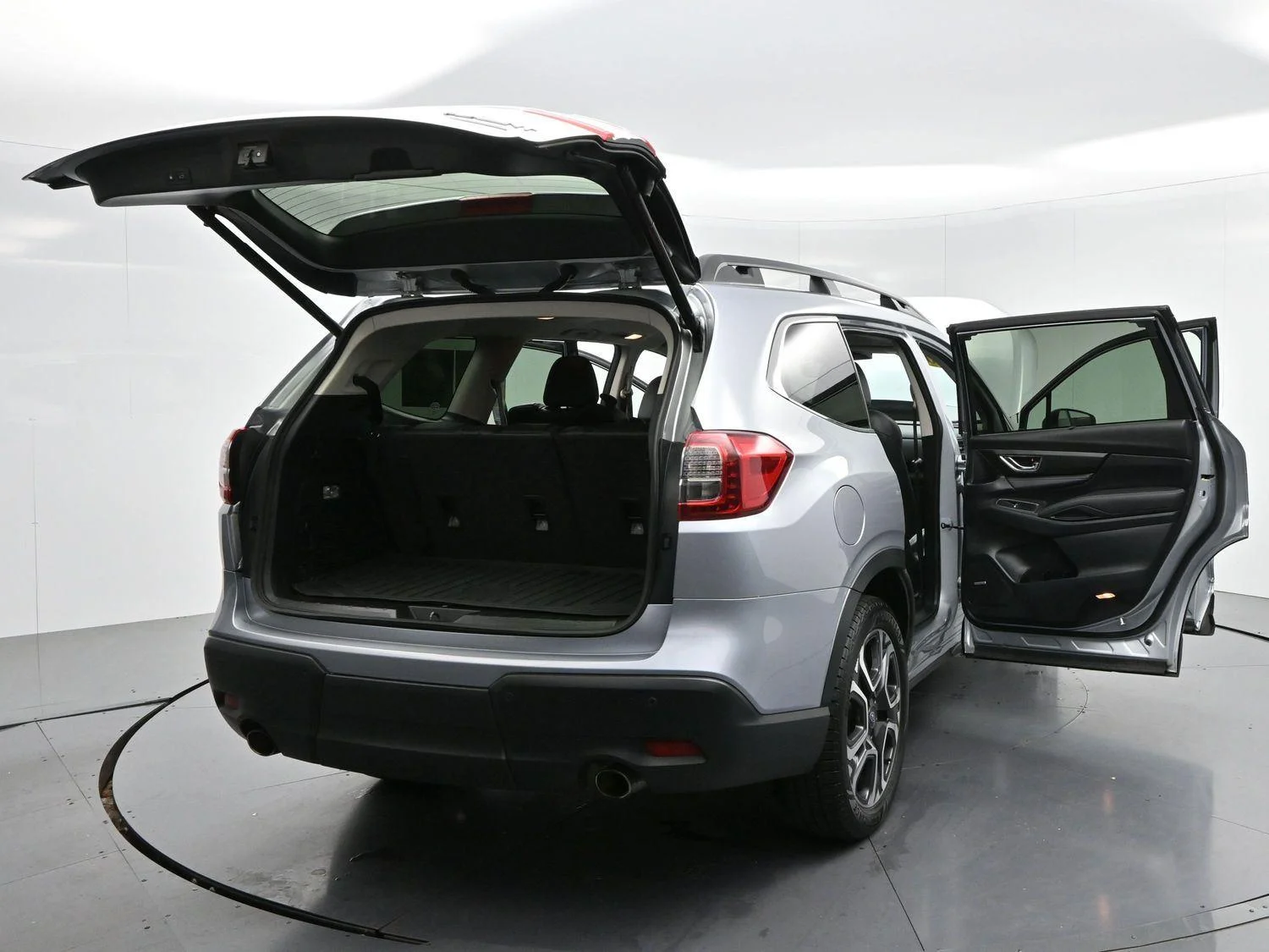 Used 2023 Ice Silver Metallic Subaru Limited image 44